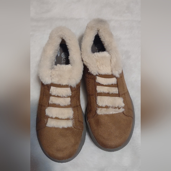 Cozy Tan and Cream Fur-Lined Boots - Picture 1 of 9
